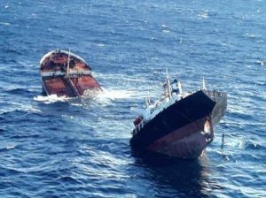 Photo of the ship breaking in two and sinking.