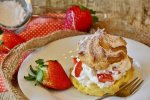 Cream puff pastry with strawberries.